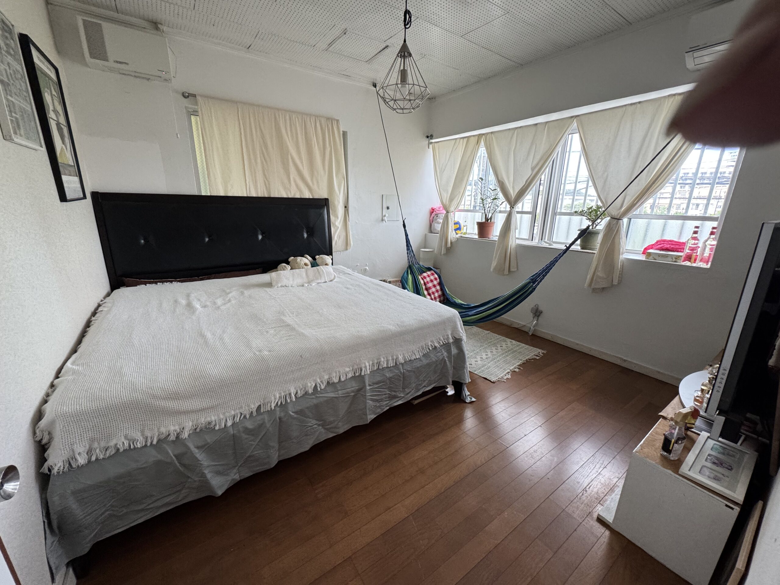 明るいナチュラルな寝室