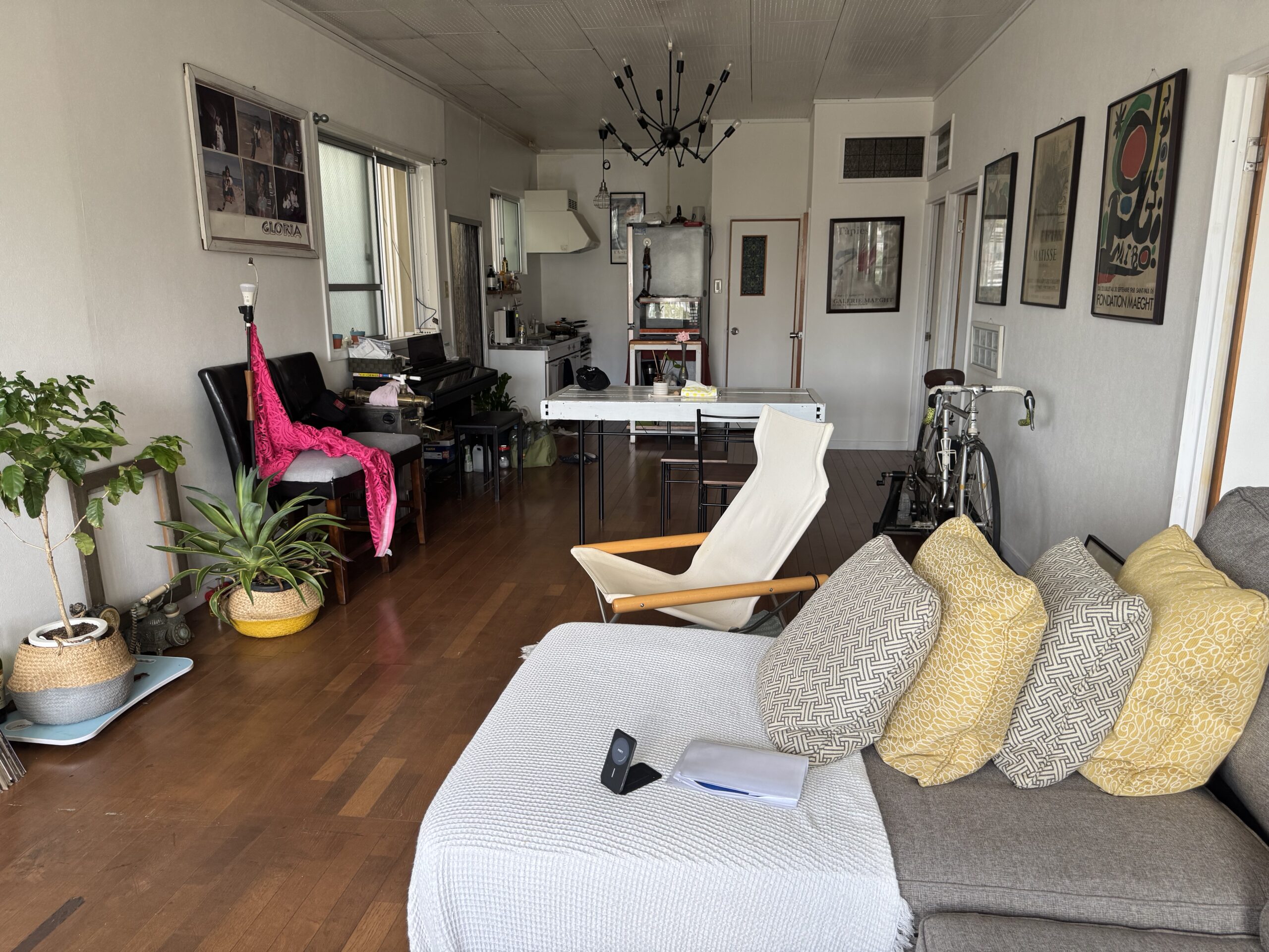 広々としたモダンなリビングルーム